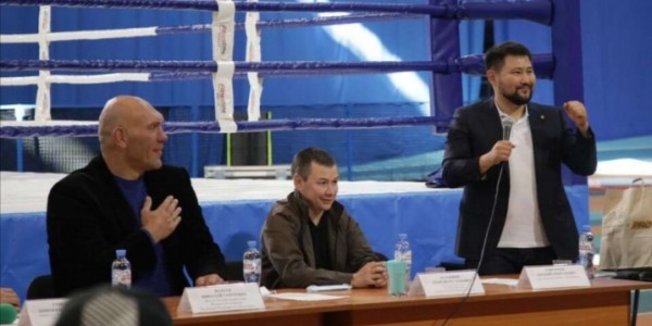 Николай Валуев уонна Евгений Григорьев эдэр боксердары кытта көрүстүлэр