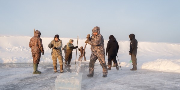 Олохтоох дьаһалта үлэһиттэрэ байыаннай сулууспалаахтар дьиэ кэргэттэригэр муус бэлэмнээтилэр